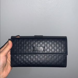 - Gucci Women’s Continental Wallet